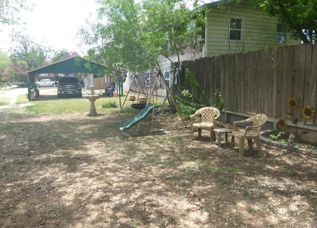 3-bedroom rental at 1121 Plum in Floresville, TX — photo 4