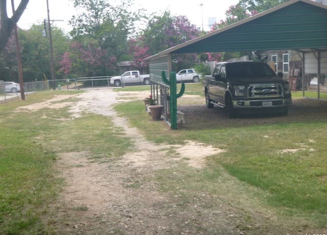 3-bedroom rental at 1121 Plum in Floresville, TX — photo 5
