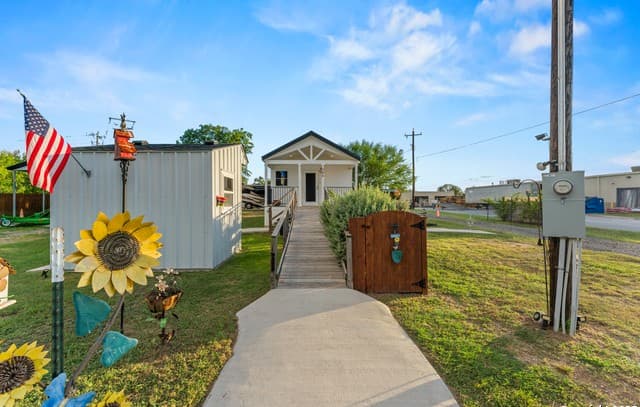 1-bedroom rental at 286 State Highway 173 S in Bandera, TX — photo 2