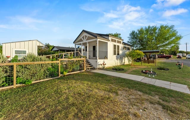 1-bedroom rental at 286 State Highway 173 S in Bandera, TX — photo 3