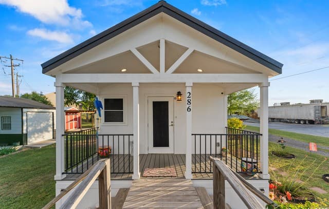 1-bedroom rental at 286 State Highway 173 S in Bandera, TX — photo 5