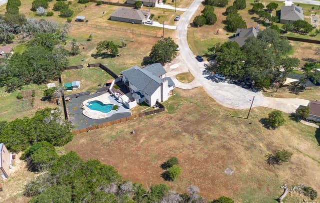 3-bedroom rental at 8579 Whartons dock in Bandera, TX — photo 3