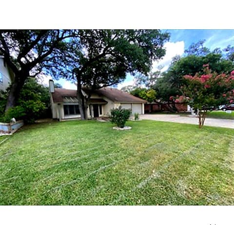 3-bedroom rental at 9307 Woodheather St in San Antonio, TX — photo 2