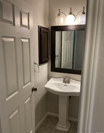 3-bedroom rental at 9307 Woodheather St in San Antonio, TX — photo 4