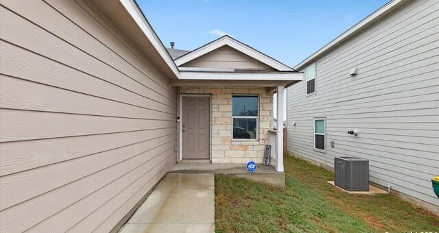3-bedroom rental at 5315 Hornbeck in Converse, TX — photo 2