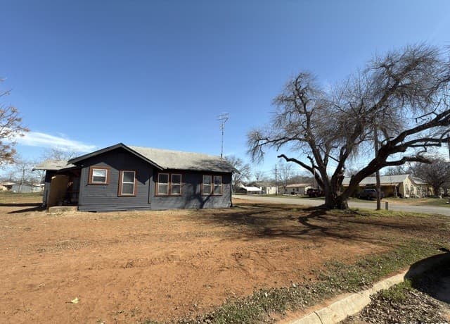 3-bedroom rental at 505 Rio Grande in Pearsall, TX — photo 2