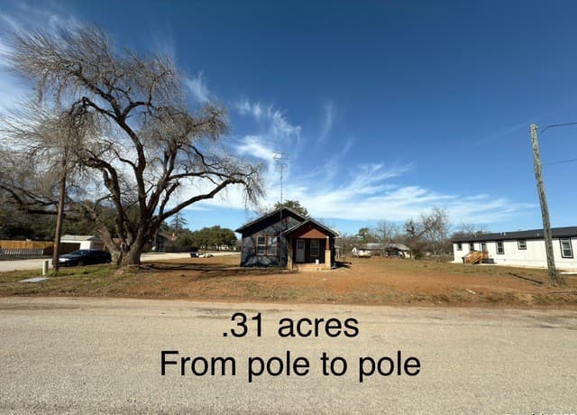 3-bedroom rental at 505 Rio Grande in Pearsall, TX — photo 3