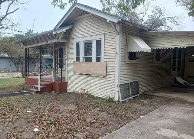 3-bedroom rental at 446 Royston Ave in San Antonio, TX — photo 2
