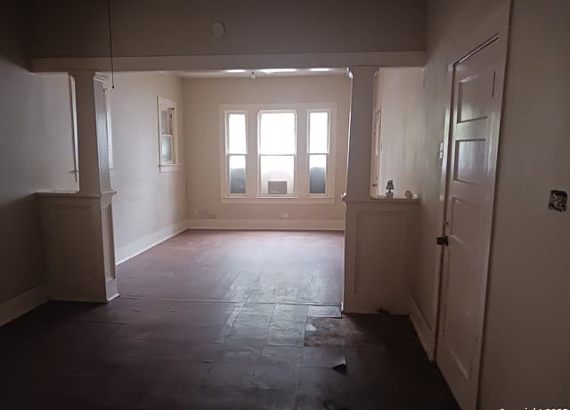 3-bedroom rental at 446 Royston Ave in San Antonio, TX — photo 4
