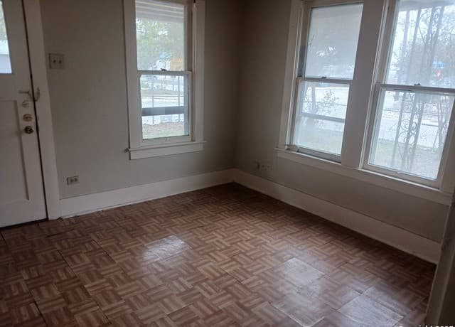 3-bedroom rental at 446 Royston Ave in San Antonio, TX — photo 5