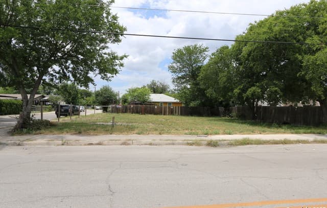 rental at 1211 S Hamilton in San Antonio, TX — photo 2