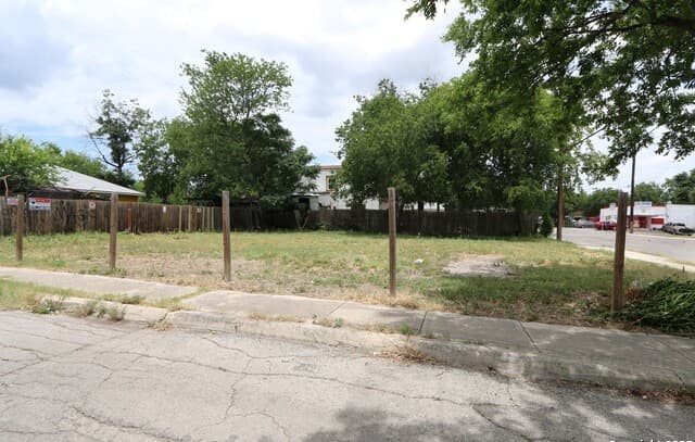 rental at 1211 S Hamilton in San Antonio, TX — photo 4
