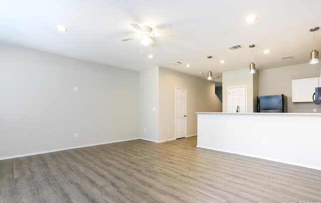 rental at 6922 Crestway Rd in San Antonio, TX — photo 5