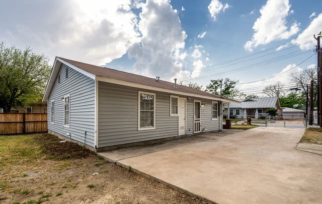 4-bedroom rental at 810 E Euclid Ave in San Antonio, TX — photo 3