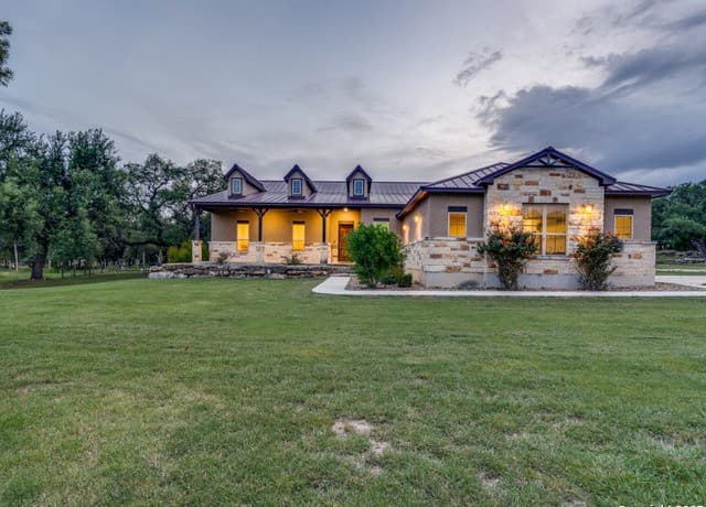 4-bedroom rental at 629 Windmill Ranch in Spring Branch, TX — photo 3