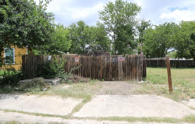rental at 1607 San Carlos in San Antonio, TX — photo 2