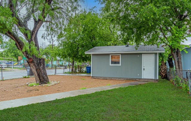 2-bedroom rental at 1303 22nd in San Antonio, TX — photo 4