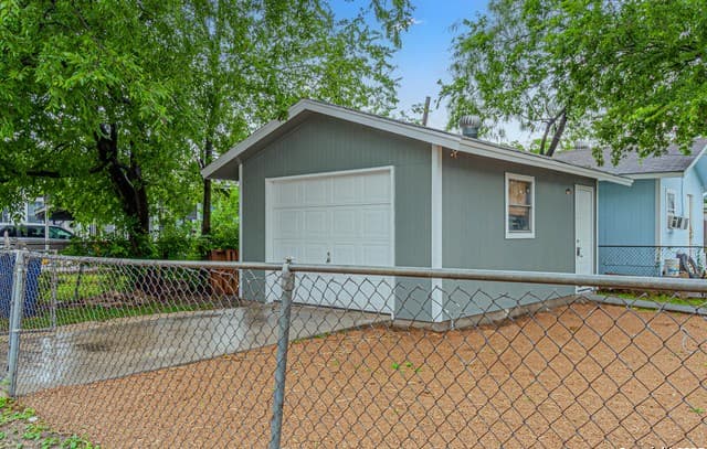 2-bedroom rental at 1303 22nd in San Antonio, TX — photo 5