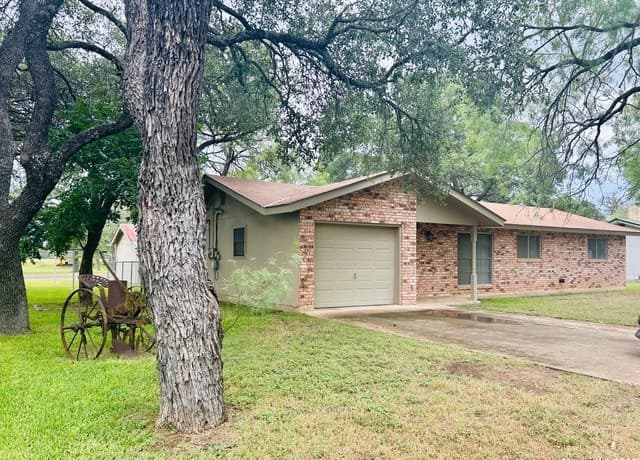 3-bedroom rental at 204 Skylark Dr. in Fredericksburg, TX — photo 2