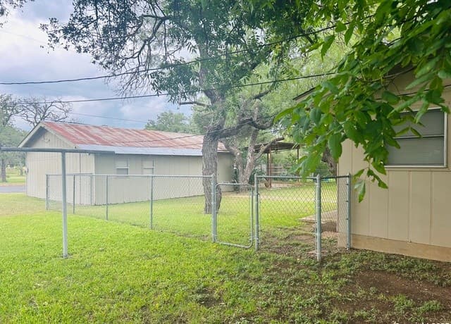 3-bedroom rental at 204 Skylark Dr. in Fredericksburg, TX — photo 4