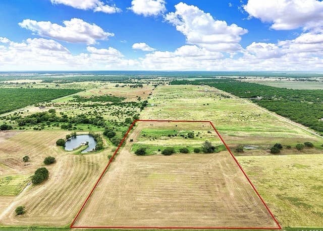 rental at 3192 Atascosa County Road 101 in Floresville, TX — photo 1