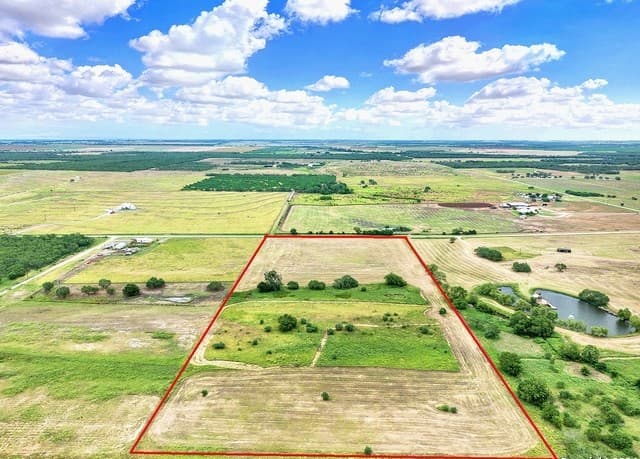 rental at 3192 Atascosa County Road 101 in Floresville, TX — photo 2