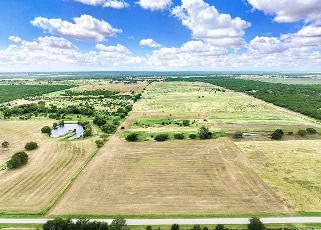 rental at 3192 Atascosa County Road 101 in Floresville, TX — photo 3