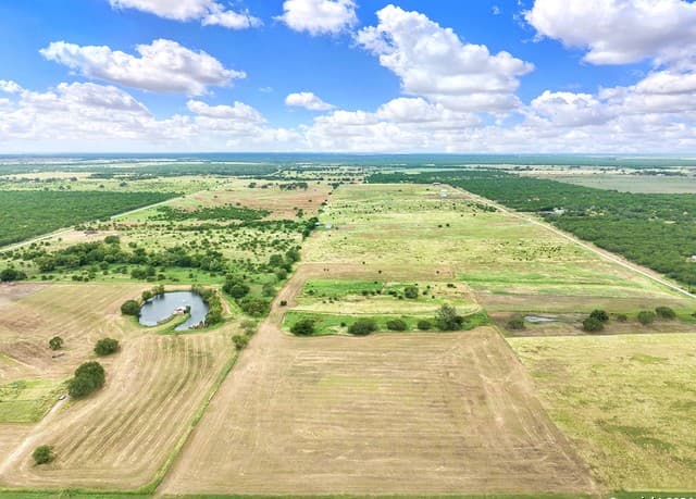 rental at 3192 Atascosa County Road 101 in Floresville, TX — photo 4