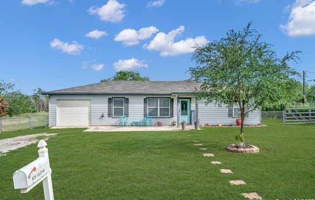 4-bedroom rental at 505 Olive St in Jourdanton, TX — photo 1