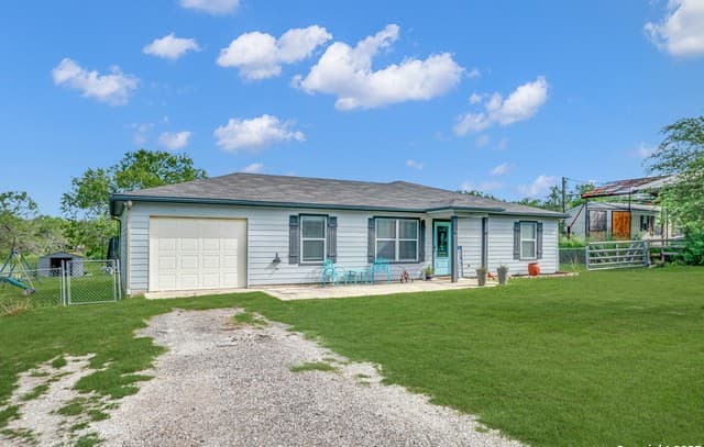 4-bedroom rental at 505 Olive St in Jourdanton, TX — photo 2