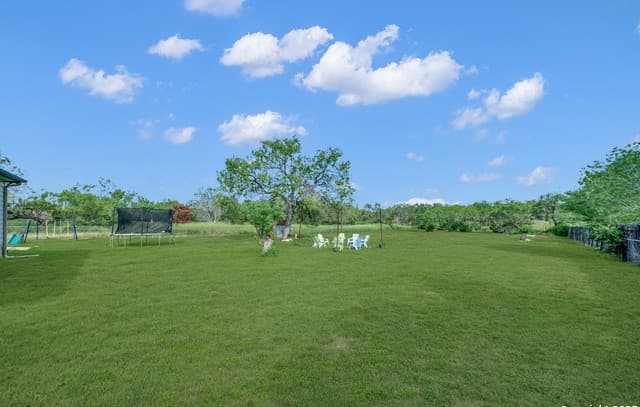 4-bedroom rental at 505 Olive St in Jourdanton, TX — photo 3