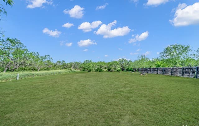 4-bedroom rental at 505 Olive St in Jourdanton, TX — photo 4