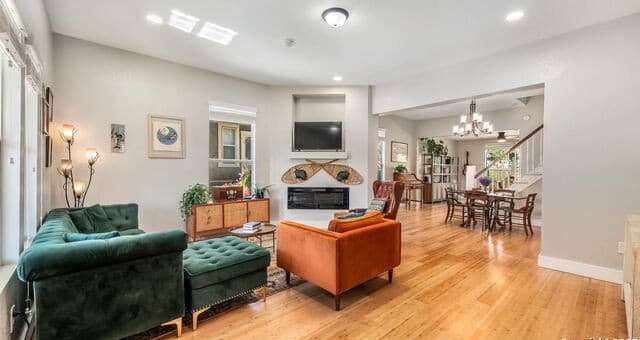 5-bedroom rental at 439 E French Pl in San Antonio, TX — photo 3