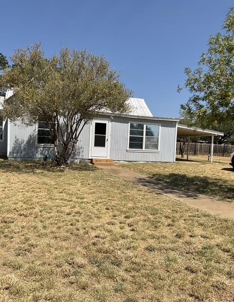 3-bedroom rental at 672 N Main St in Cotulla, TX — photo 1