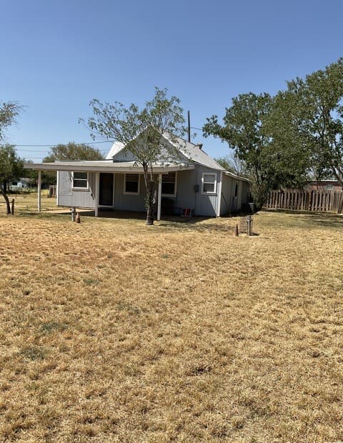 3-bedroom rental at 672 N Main St in Cotulla, TX — photo 3