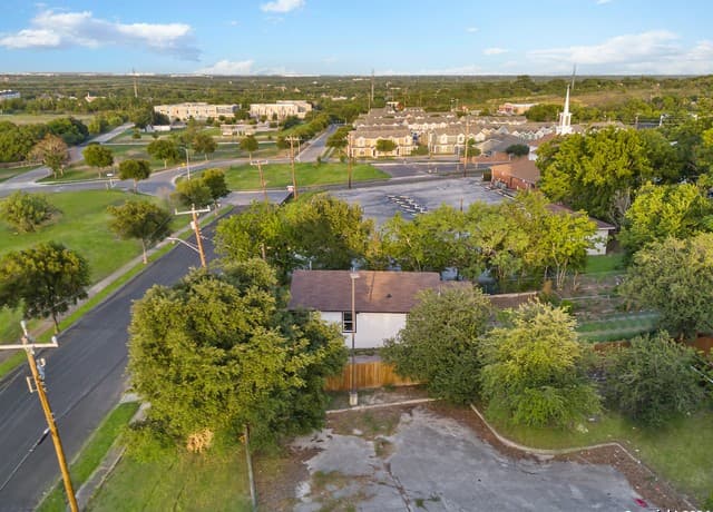 2-bedroom rental at 928 Hedges St in San Antonio, TX — photo 5