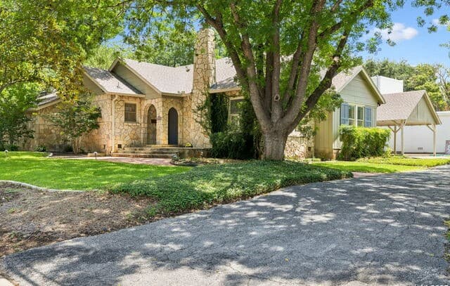 3-bedroom rental at 102 Nacogdoches in San Antonio, TX — photo 5