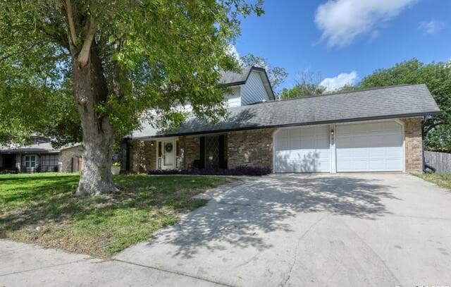 5-bedroom rental at 5018 Risada in San Antonio, TX — photo 3