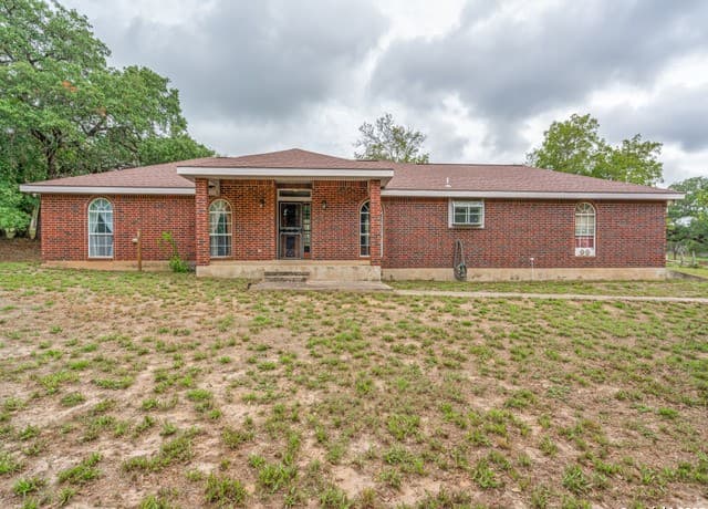 3-bedroom rental at 1026 Eagle Creek Dr in Floresville, TX — photo 1