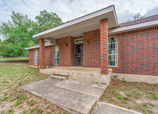 3-bedroom rental at 1026 Eagle Creek Dr in Floresville, TX — photo 2