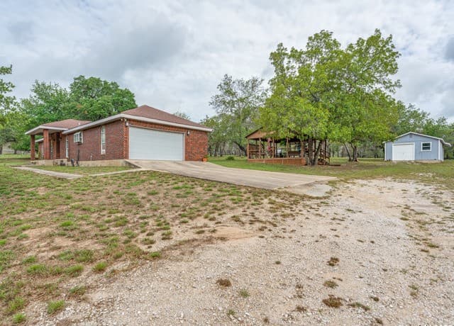3-bedroom rental at 1026 Eagle Creek Dr in Floresville, TX — photo 3