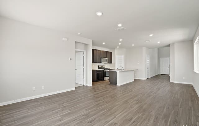 3-bedroom rental at 8806 Black Oak Drive in Elmendorf, TX — photo 2