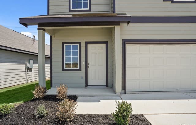 3-bedroom rental at 8806 Black Oak Drive in Elmendorf, TX — photo 4