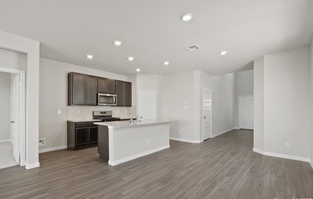3-bedroom rental at 8806 Black Oak Drive in Elmendorf, TX — photo 5