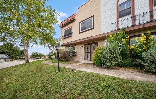 3-bedroom rental at 6659 Crown Ridge Unit 6659 in San Antonio, TX — photo 2