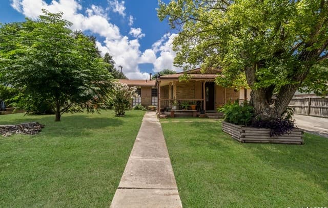 4-bedroom rental at 4422 Bikini Dr in San Antonio, TX — photo 3