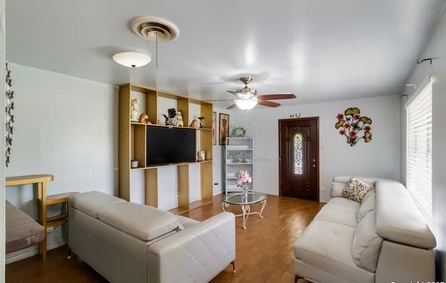 4-bedroom rental at 4422 Bikini Dr in San Antonio, TX — photo 5