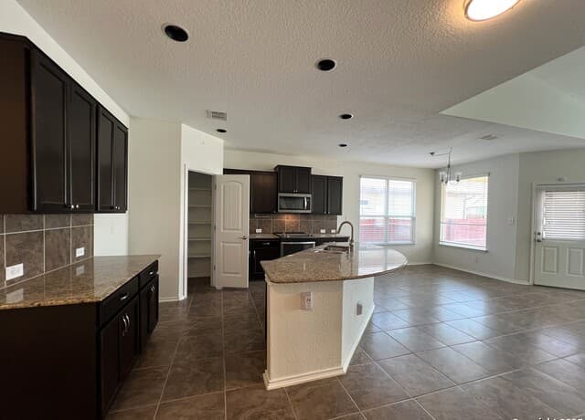 4-bedroom rental at 13418 Canyon Meadows in San Antonio, TX — photo 4