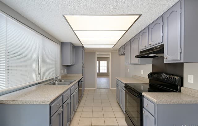 3-bedroom rental at 7414 Elderberry in San Antonio, TX — photo 4