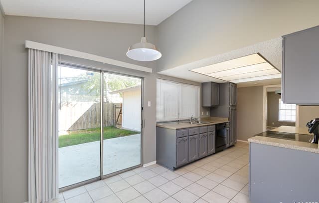 3-bedroom rental at 7414 Elderberry in San Antonio, TX — photo 5